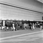 152578 Afbeelding van reizigers bij de loketten in de hal van het N.S.-station Rotterdam C.S. te Rotterdam.